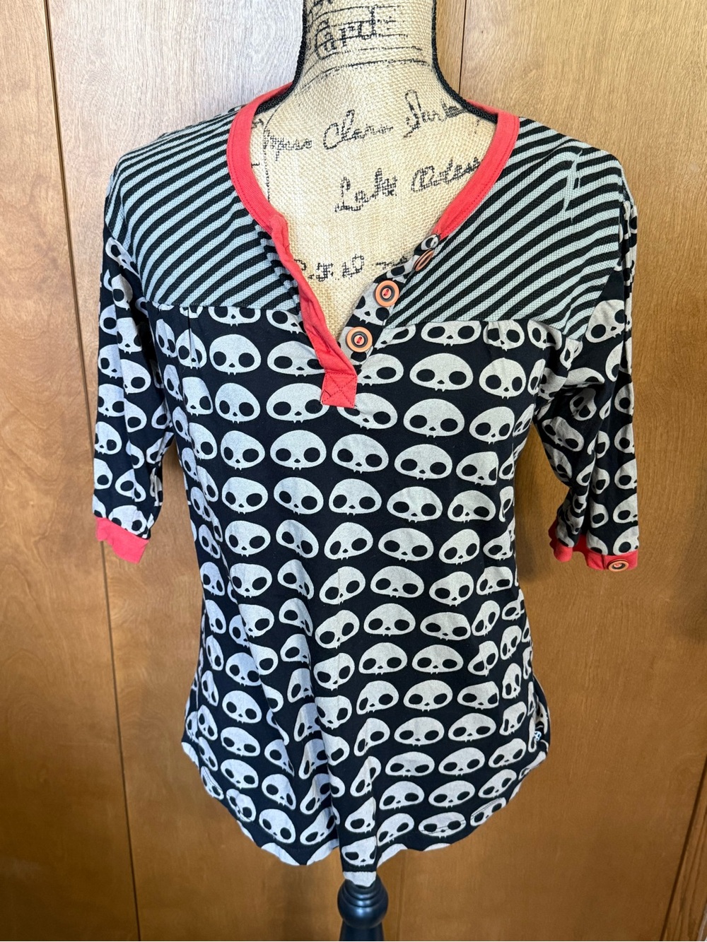 Skelanimals Black and Orange/Coral Skull Henley Tee - Size: XXL